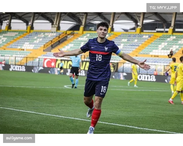 前法国国脚，现雷恩技术总监埃辛现身朗斯主场考察球员